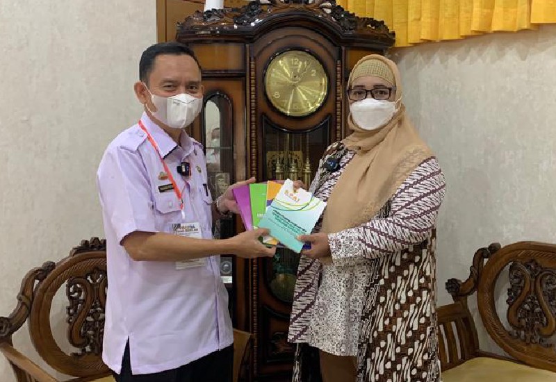  Kepala SMAN 2 Bandar Lampung Hendra Putra Terima Kunjungan Komisioner Komisi Perlindungan Anak Retno Listyarti