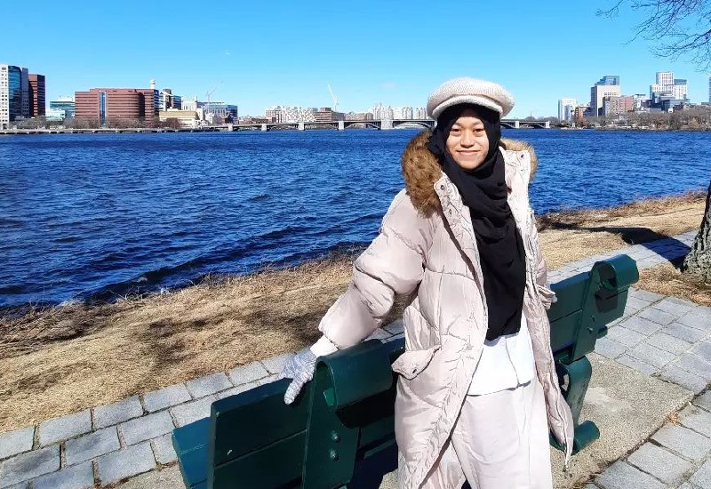 Mahasiswi PTS Terbaik ASEAN Universitas Teknokrat Indonesia Vina Qurrota Akyuningrum Presentasi Soal Indonesia Kala Piknik di Lions Lake Missouri Amerika Serikat