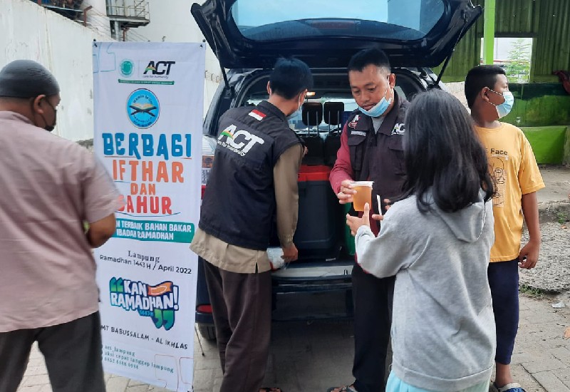  MT Al Ikhlas Babussalam dan ACT Bagikan Makanan Berbuka Puasa, Sasar Permukiman Prasejahtera