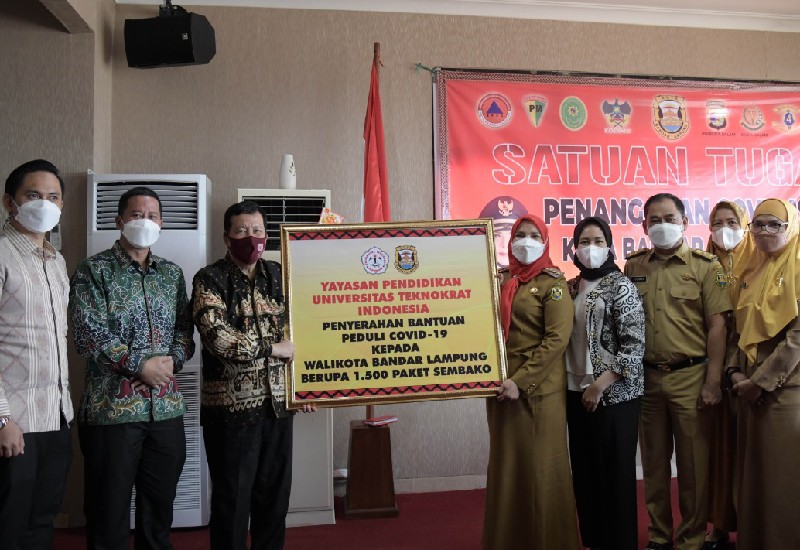  PTS Terbaik ASEAN Universitas Teknokrat Indonesia Salurkan Bantuan Peduli Covid-19 ke Wali Kota Eva Dwiana