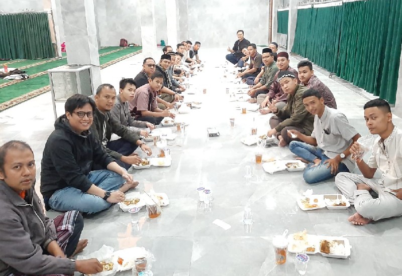  Pengurus dan Alumni Rohis SMAN 2 Bandar Lampung Iktikaf di Masjid Nurul Hidayah