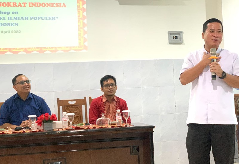  Adian Saputra Latih Dosen PTS Terbaik ASEAN Universitas Teknokrat Indonesia Menulis Artikel Ilmiah Populer
