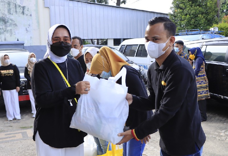  Riana Sari Arinal Serahkan Sembako untuk Masyarakat Telukbetung Selatan dan Nelayan di Lempasing
