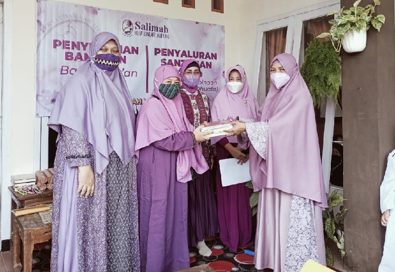  Salimah Bandar Lampung Salurkan Alquran kepada Yatim dan Duafa