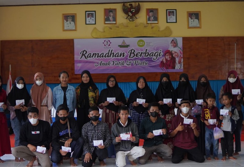 Salimah Rawajitu Berbagi Bingkisan untuk Yatim dan Duafa