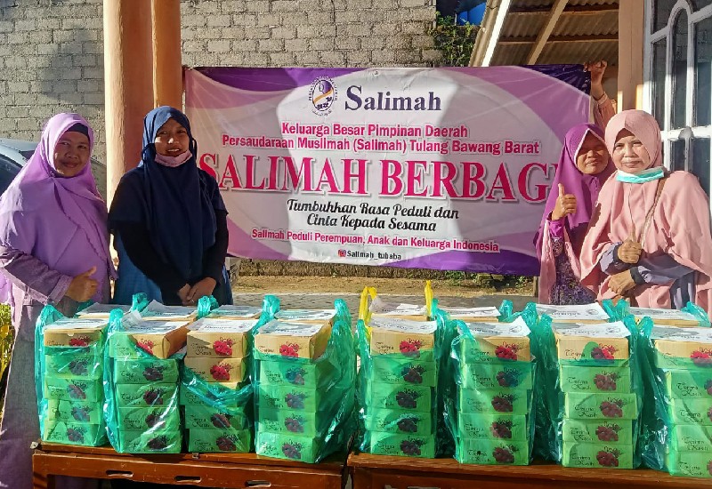 Salimah Tulangbawang Barat Bagikan 100 Kotak Nasi Plus Takjil