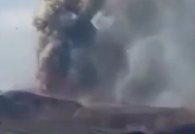  Kepala Pos Pemantau Gunung Anak Krakatau Andi Suwardi Imbau Warga Selalu Gunakan Masker