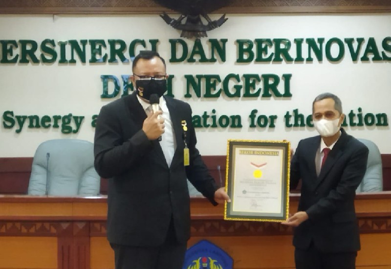  Unila Raih Penghargaan Muri untuk Webinar dengan Peserta Rektor dan Wakil Rektor Terbanyak