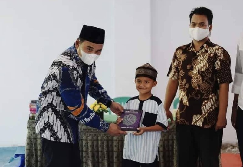  Wahrul Fauzi Silalahi Bagikan Alquran di Kalianda
