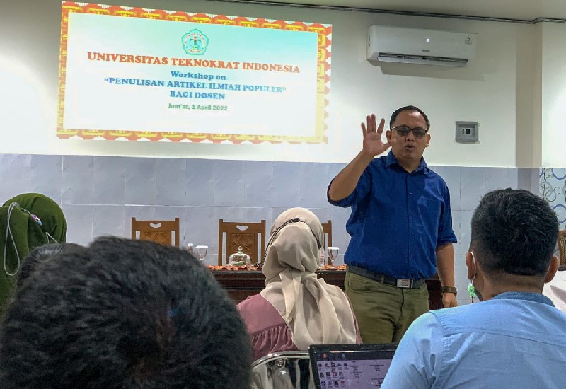  Adian Saputra Latih Dosen Universitas Teknokrat Indonesia Menulis Artikel Ilmiah Populer