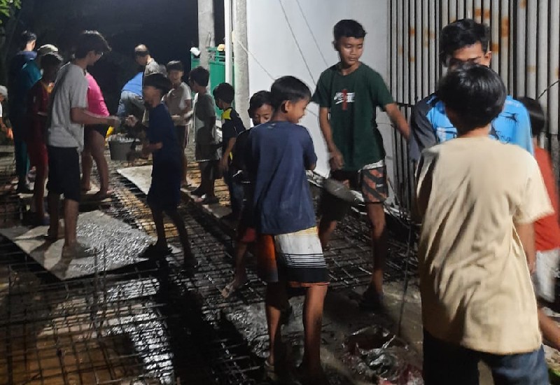  Jamaah Masjid Da’watul Ihsan Kompleks LDII Hajimena Gotong Royong Cor Atap Kamar Mandi Baru Usai Tarawih