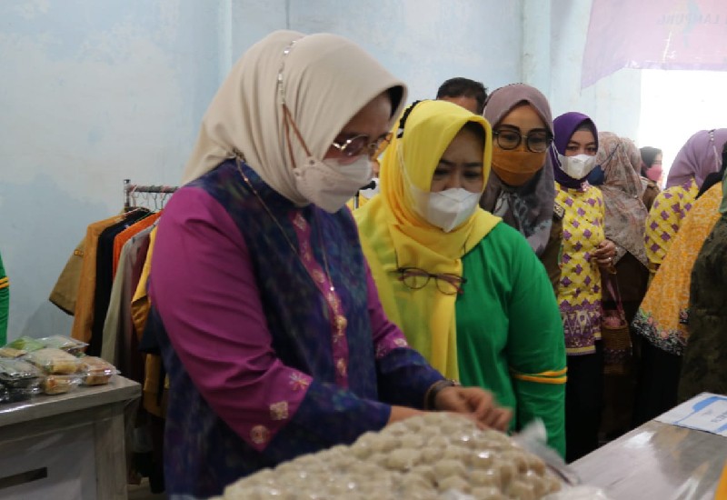  Riana Sari Arinal Kunjungi Pasar Ramadan RS Abdul Moeloek