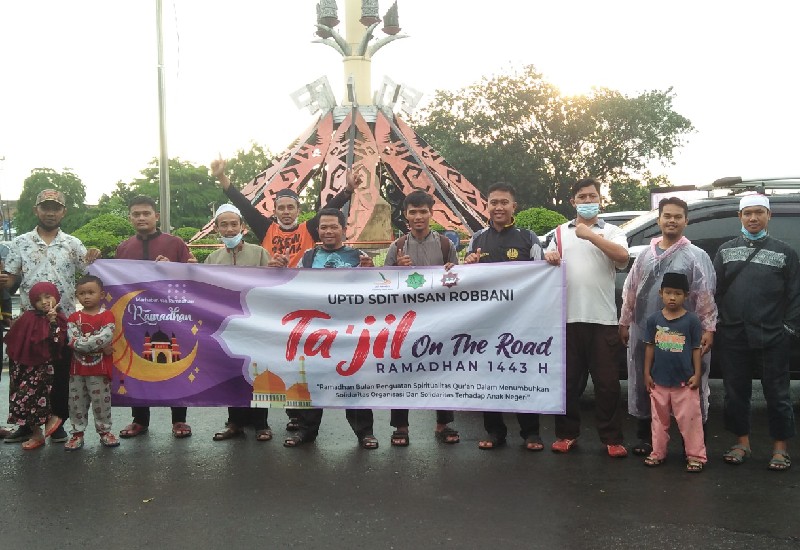 SDIT Insan Robbani Kotabumi Bagikan Takjil Gratis