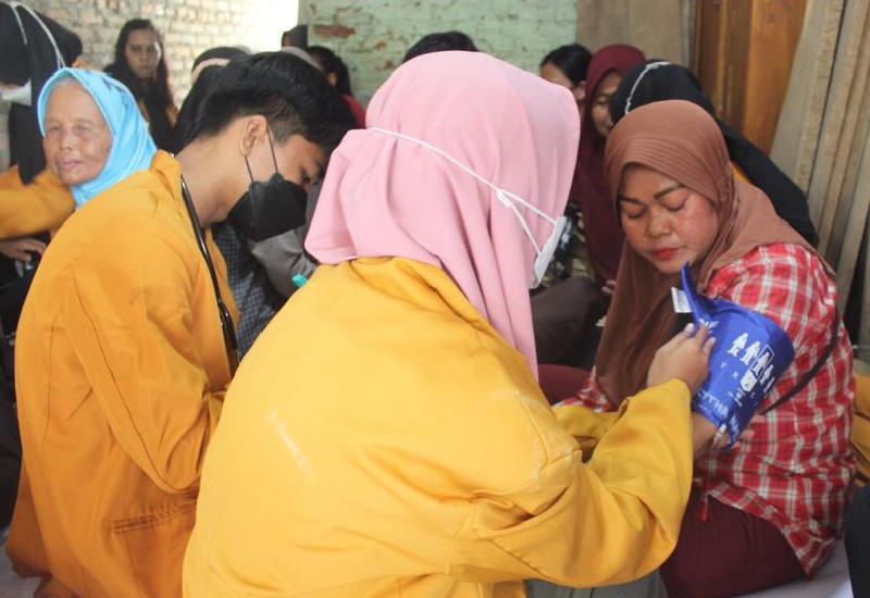  Maknai Hari Hipertensi, BEM Poltekkes Tanjungkarang Baksos di Desa Kalisari Natar