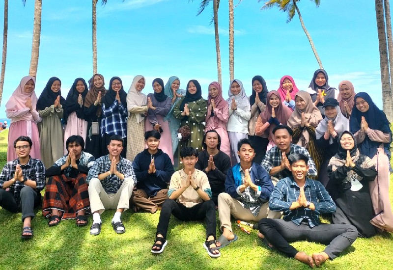  Ikatan Mahasiswa Muslim Pesisir Barat Halalbihalal di Pantai Mandiri