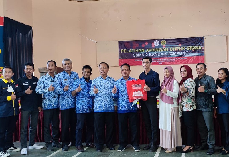  Dosen dan Mahasiswa PTS Terbaik ASEAN Universitas Teknokrat Indonesia Latih Siswa SMKN 2 Bandar Lampung Rancang Jaringan