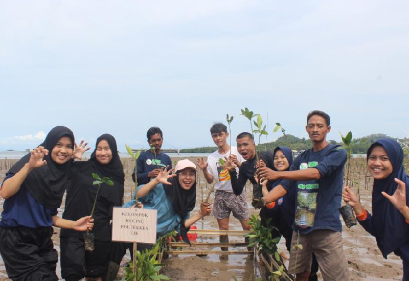  Maknai Hari Lingkungan Hidup, BEM Poltekkes Tanjungkarang Tanam Mangrove