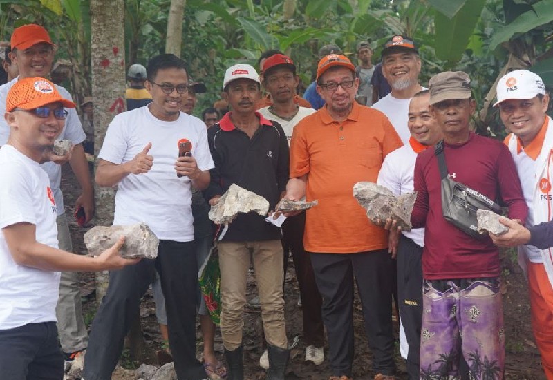  Lihat Warga Gotong Royong, Salim Spontan Kasih Bantuan
