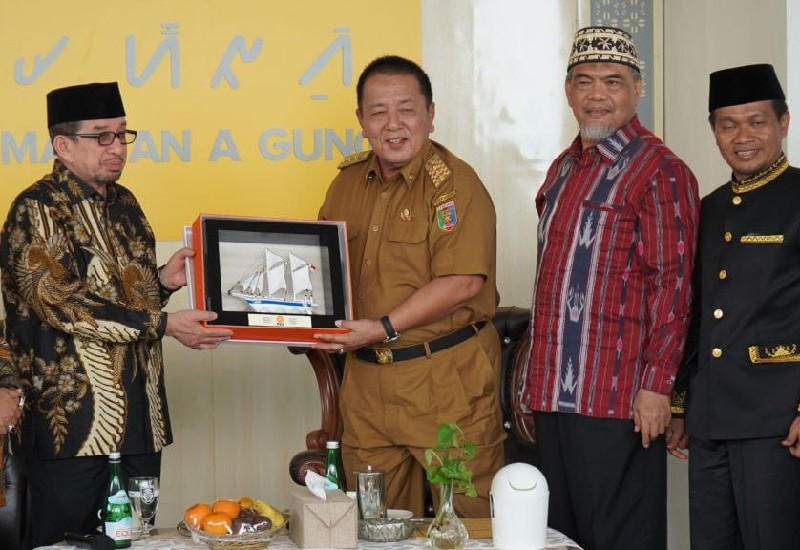  Suvenir Perahu Layar ke Gubernur Lampung dari PKS Simbol Dukung Periode Kedua?