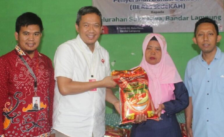  Telkomsel dan Rumah Zakat Salurkan Donasi Beras Sedekah kepada Masyarakat Sukajawa