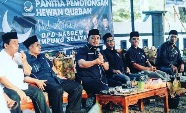  Pengurus DPD Nasdem Lamsel Kurban, Wahrul Fauzi Silalahi Ingatkan Semangat Berbagi