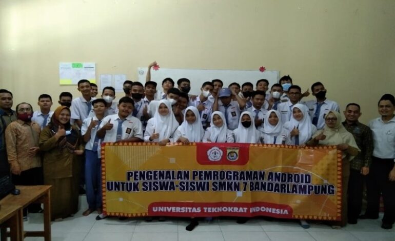  Dosen PTS Terbaik ASEAN Universitas Teknokrat Indonesia Kenalkan Pemanfaatan Android bagi Siswa SMKN 7 Bandar Lampung