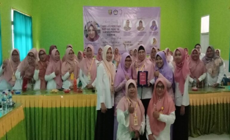  Salimah Lampung Timur Hadirkan Aisah Dahlan Kasih Motivasi Orangtua dan Guru SMAN 2 Sekampung