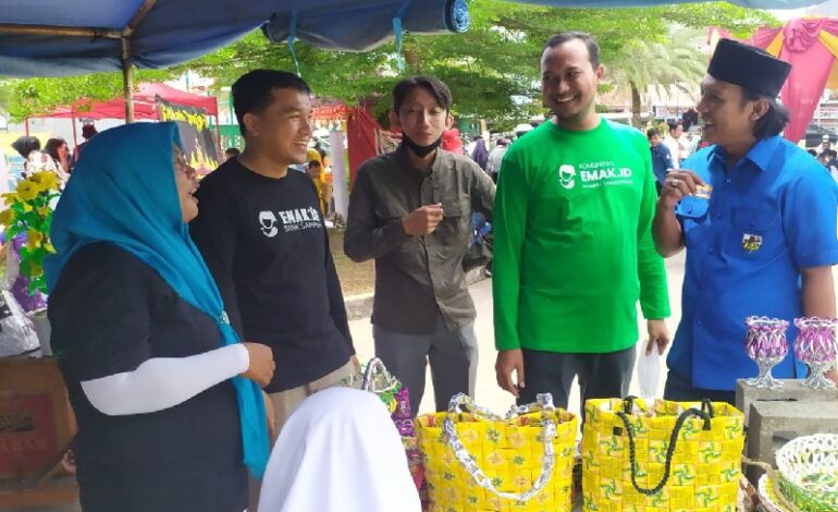  Hari Bersih-Bersih Sedunia, Ketua KNPI Iqbal Dorong dan Borong Produk Kreatif Olahan Sampah