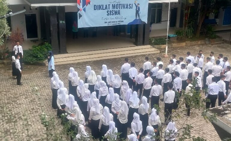  Siswa SMK SMTI Bandar Lampung Diklat Motivasi, Hasan Ashari dan Tim Bentuk Pelajar Sarat Prestasi dan Berakhlak Mulia