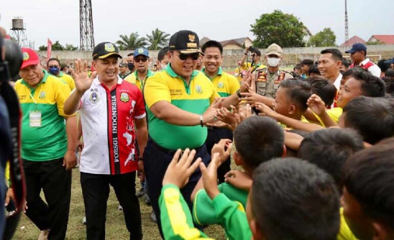  Wajah Berseri-Seri dan Sapa Anak-Anak, Arinal Djunaidi Buka Festival Forsgi Piala Gubernur Lampung di Stadion Sumpah Pemuda PKOR Way Halim
