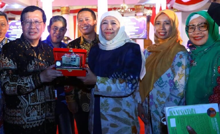  Rektor Universitas Teknokrat Indonesia Sekaligus Wakil Ketua Dewan Pertimbangan Forum Rektor Dr HM Nasrullah Yusuf SE MBA Serahkan Cenderamata kepada Gubernur Jatim Khofifah Indar Parawansa
