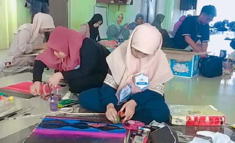  Festival Pesantren Ke-7: Caca Lukis Kaligrafi dengan Spons Cuci Piring, Akui Ajang Ini Paling Meriah