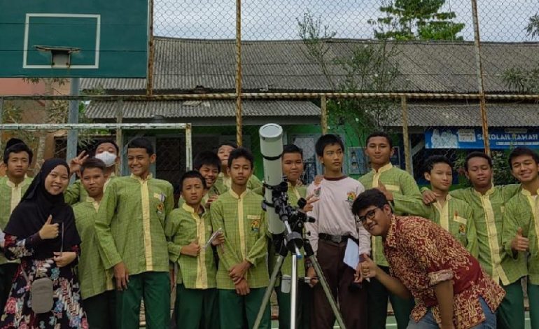  Forum Indonesia Muda Datang, Siswa SMPIT Daarul ‘Ilmi Lihat Matahari Pakai Teleskop