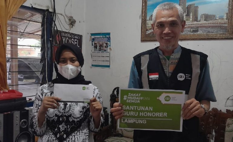  Maknai Hari Guru, IZI Lampung Berikan Santunan untuk Pengajar Honorer
