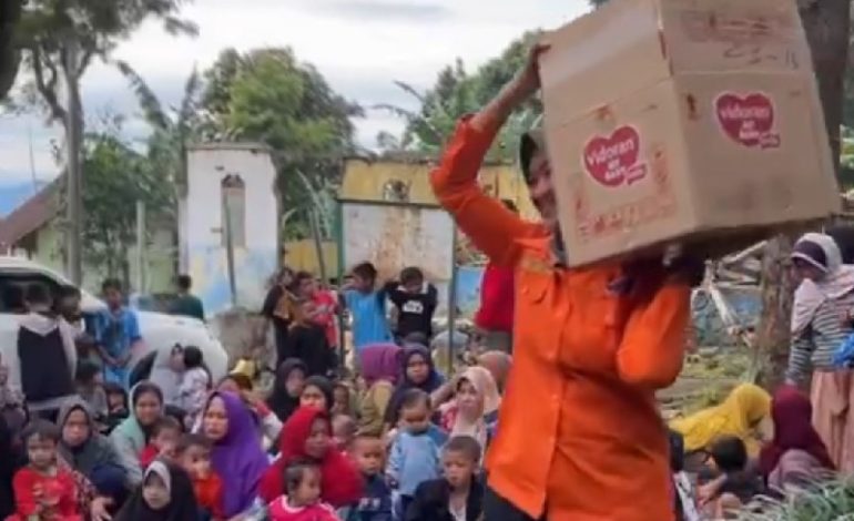  Senator Lampung Jihan Nurlela Turun Bantu Warga Terdampak Gempa Cianjur, Gotong Kardus dan Periksa Kesehatan