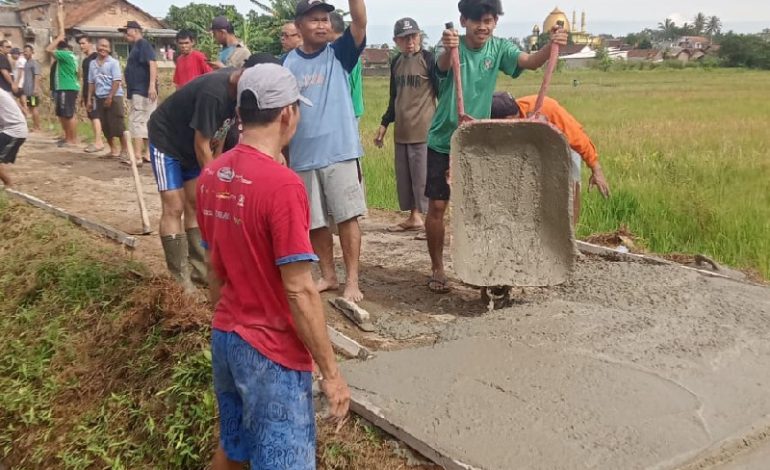  Warga Desa Hajimena dan Pemanggilan Natar Gotong Royong Pengerasan Jalan Sawah