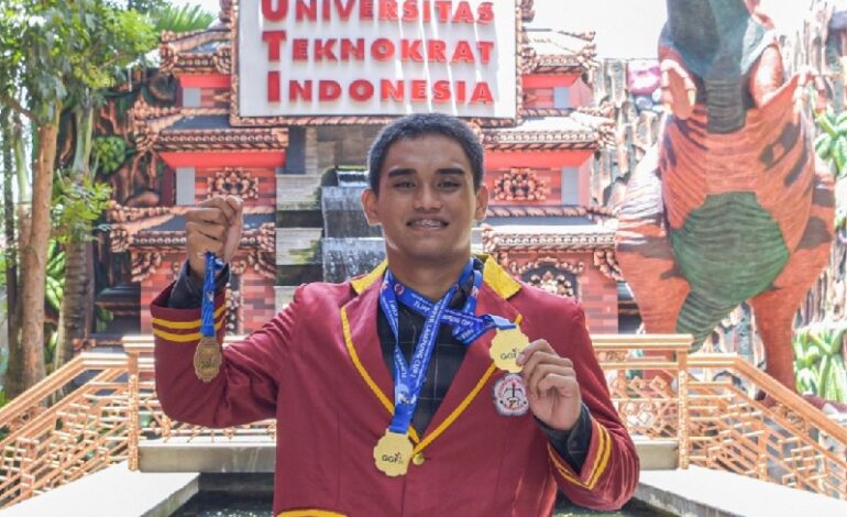  Perenang Andalan PTS Terbaik ASEAN Universitas Teknokrat Indonesia Akbar Wendi Sulistyo Borong 3 Emas Kejuaraan Nasional Flipper Cup 2022