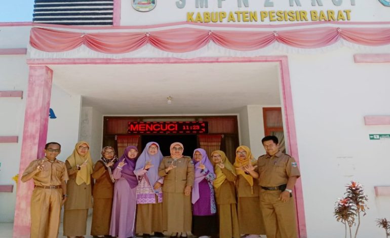  Salimah Pesisir Barat Silaturahmi dan Audiensi Pendidikan Anak Usia Remaja di SMPN 2 Krui