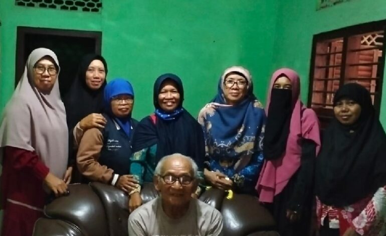  Salimah Purbolinggo Lamtim Maknai Hari Pahlawan dengan Kunjungi Kakek Sajiran