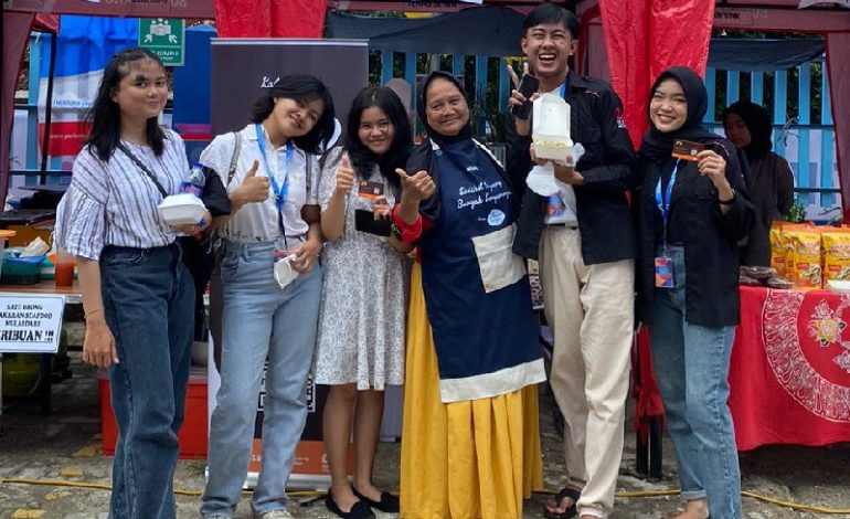  Kafe Lansia “Teras Senja” Ikuti Bazar Festival Pelajar Nusantara 2022, Olahan Singkong Bikinan Para Oma Jadi Kudapan Favorit