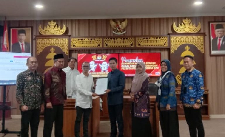  Davit Kurniawan Serahkan 6.992 Dukungan Pencalonan untuk DPD RI ke KPU Lampung