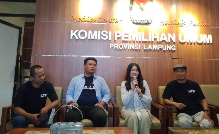 Laras Tri Handayani Putri Bungsu Mukhlis Basri Serahkan Berkas Dukungan Maju DPD RI
