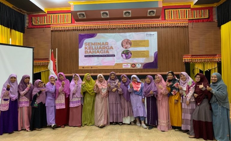  Maknai Hari Ibu Salimah Tanggamus Seminar Keluarga Bahagia, Suami Kasih Bunga ke Istri