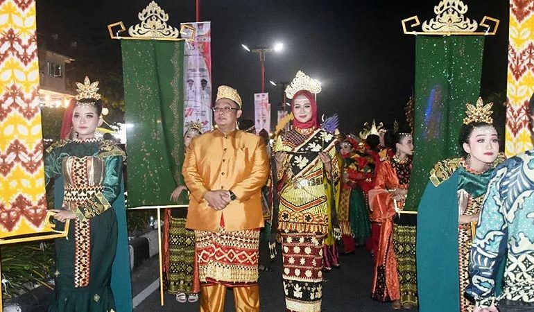  Disporapar Metro Tampil di Pawai Budaya Nusantara Rakernas APEKSI XV