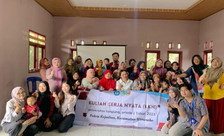  Mahasiswa KKN Unila di Pekon Kejadian Wonosobo Tanggamus Pelatihan Pembuatan Olahan Pisang