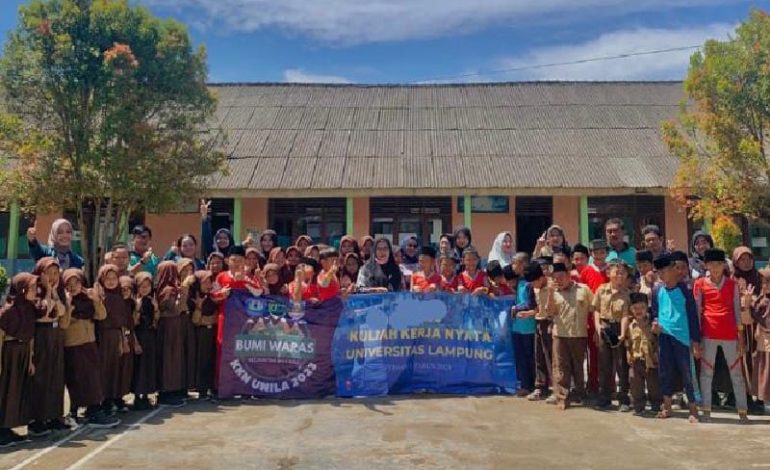  Mahasiswa KKN Unila Sosialisasi Perundungan dan Dampak Gawai di Pekon Bumiwaras Krui