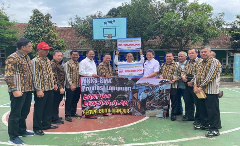  Ketua MKKS SMA Provinsi Lampung Hendra Putra Serahkan Bantuan Bencana Gempa Cianjur