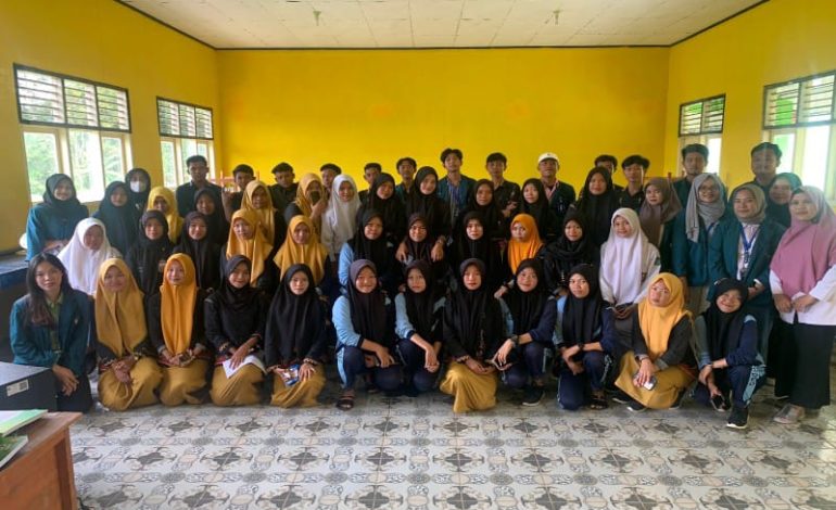  Mahasiswa KKN Unila di Pekon Kejadian Tanggamus Sosialisasi Pendidikan Tinggi dan Beasiswa di SMAN 1 Wonosobo