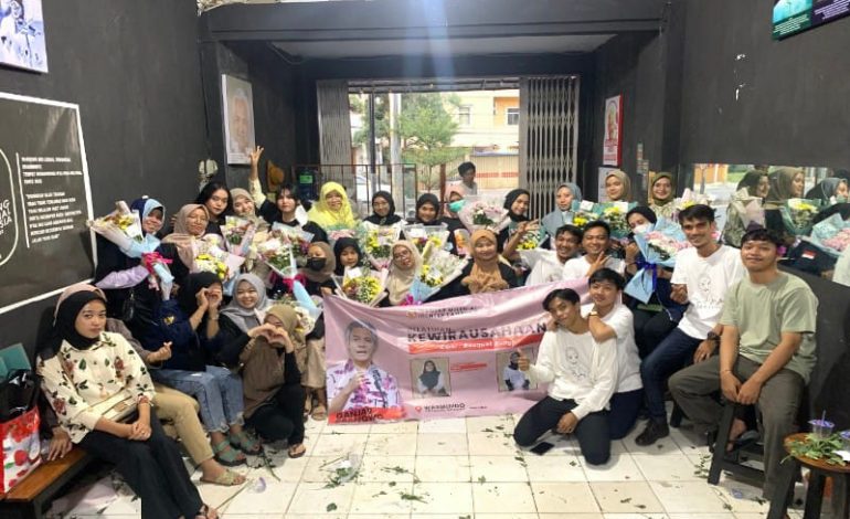  Relawan Ganjar Milenial Center Lampung Gelar Pelatihan Buat Buket