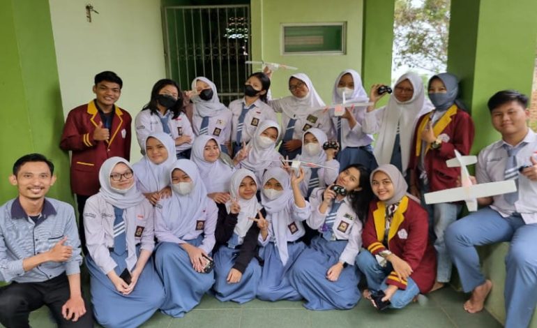  PTS Terbaik ASEAN Universitas Teknokrat Indonesia Pengabdian di SMAN 2 Bandar Lampung, Dosen Bekali Siswa Beragam Keterampilan